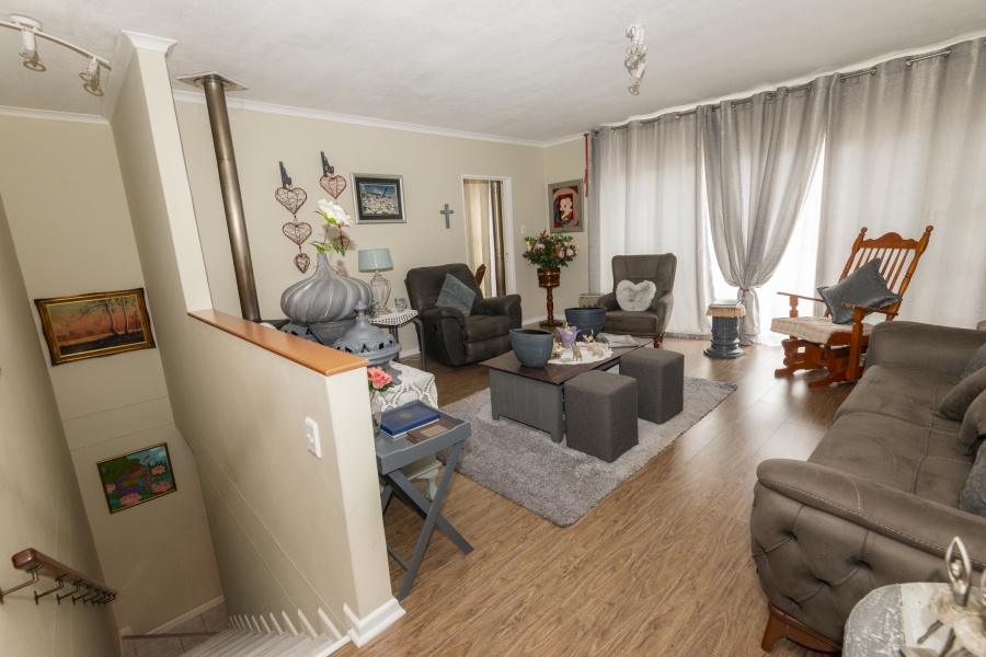 5 Bedroom Property for Sale in Middedorp Western Cape